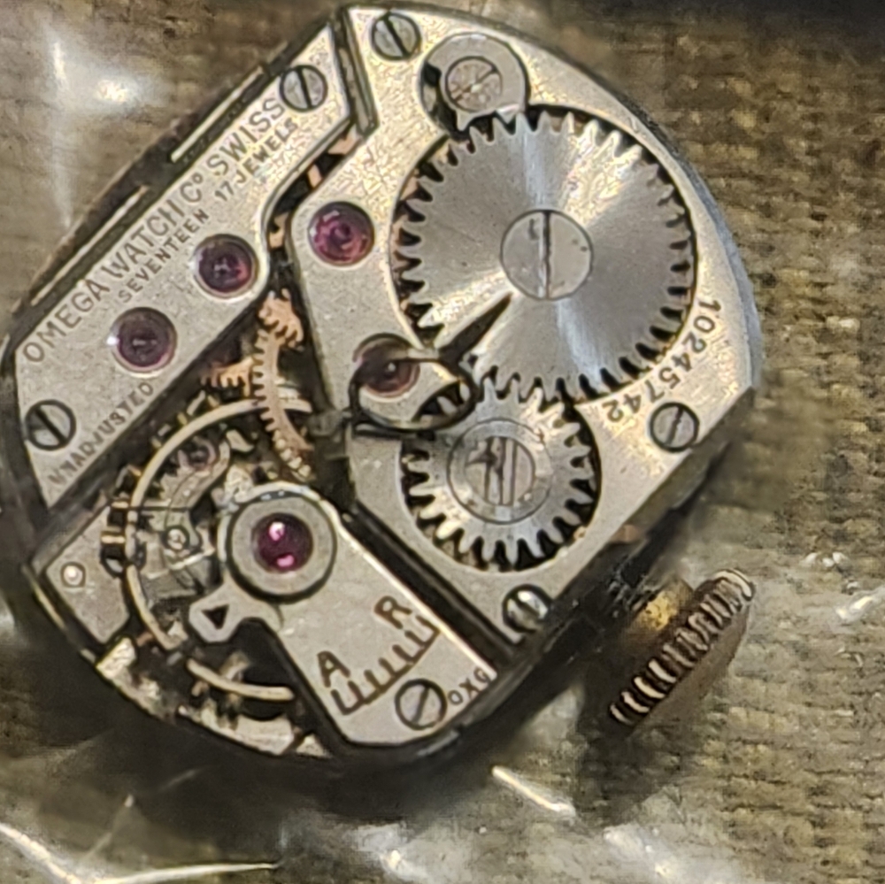 Vintage Omega Movements one works great the other one doesnt - Picture 7 of 12